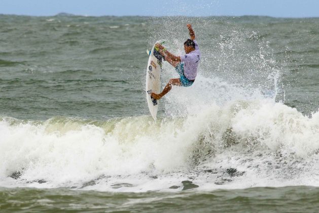 Jackson Santos, Rip Curl Guarujá Open 2017, praia das Astúrias. Foto: Silvia Winik.