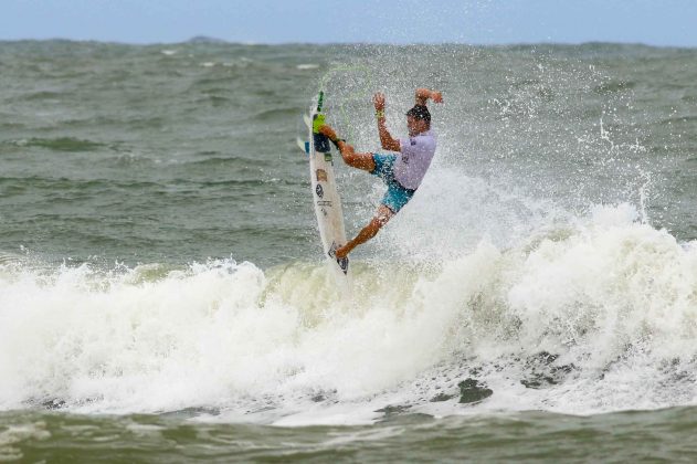 Jackson Santos, Rip Curl Guarujá Open 2017, praia das Astúrias. Foto: Silvia Winik.