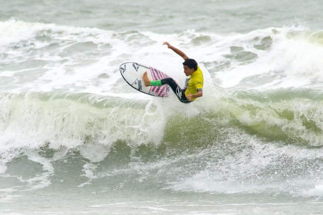 Renan Hanada, Rip Curl Guarujá Open 2017, praia das Astúrias. Foto: Silvia Winik.