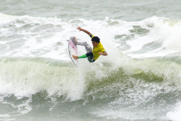 Renan Hanada, Rip Curl Guarujá Open 2017, praia das Astúrias. Foto: Silvia Winik.