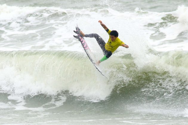 Renan Hanada, Rip Curl Guarujá Open 2017, praia das Astúrias. Foto: Silvia Winik.