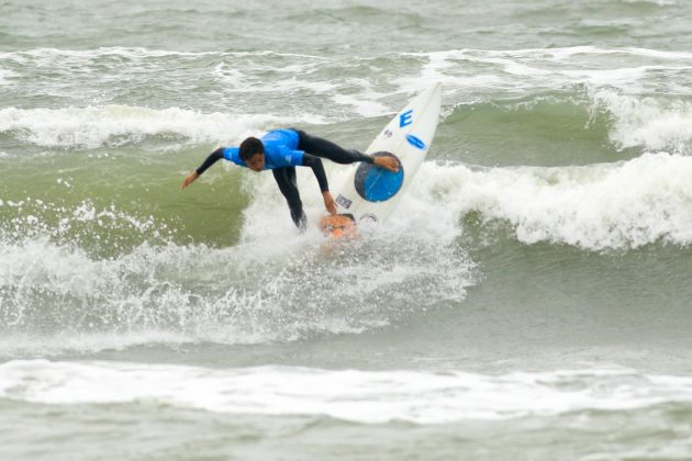 Vitor Hugo, Rip Curl Guarujá Open 2017, praia das Astúrias. Foto: Silvia Winik.