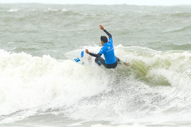 Vitor Hugo, Rip Curl Guarujá Open 2017, praia das Astúrias. Foto: Silvia Winik.