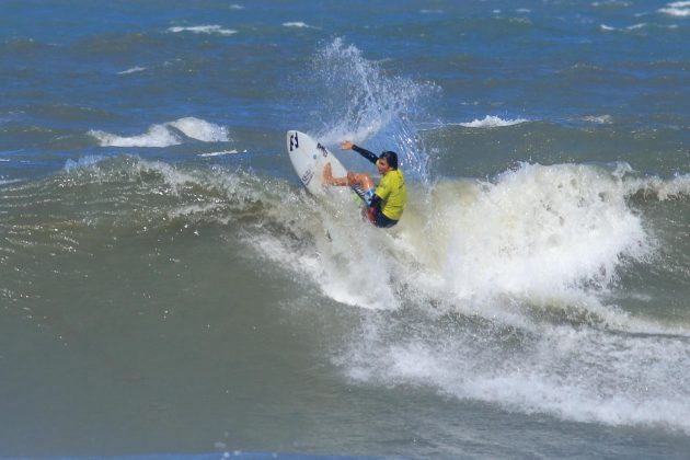 Eduardo Motta, Rip Curl Guarujá Open 2017, praia das Astúrias. Foto: Silvia Winik.