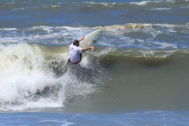 Nathan Brandi, Rip Curl Guarujá Open 2017, praia das Astúrias. Foto: Silvia Winik.