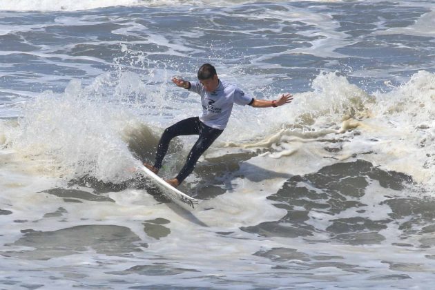 Derek Matos, Rip Curl Guarujá Open 2017, praia das Astúrias (SP). Foto: Silvia Winik.