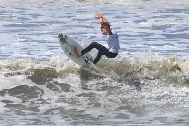 Derek Matos, Rip Curl Guarujá Open 2017, praia das Astúrias (SP). Foto: Silvia Winik.