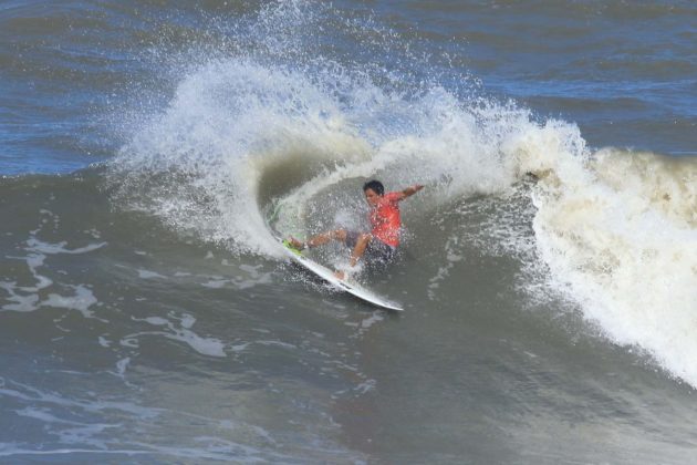 Eduardo Motta, Rip Curl Guarujá Open 2017, praia das Astúrias (SP). Foto: Silvia Winik.