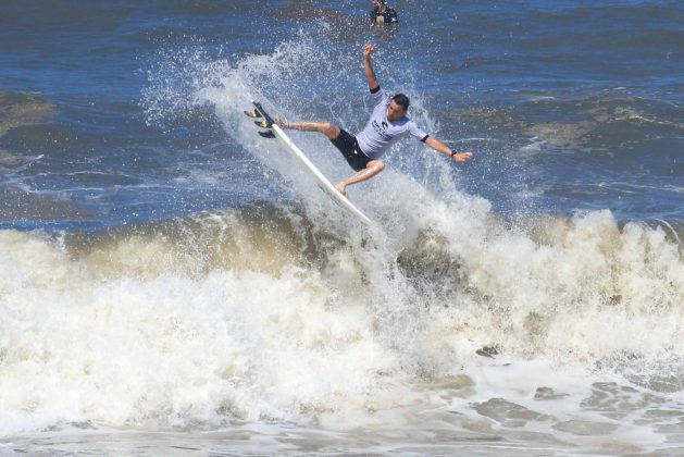 Fabio Burns, Rip Curl Guarujá Open 2017, praia das Astúrias (SP). Foto: Silvia Winik.