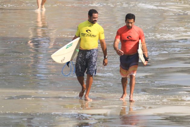 Jojó de Olivença e Kias de Souza, Rip Curl Guarujá Open 2017, praia das Astúrias (SP). Foto: Silvia Winik.