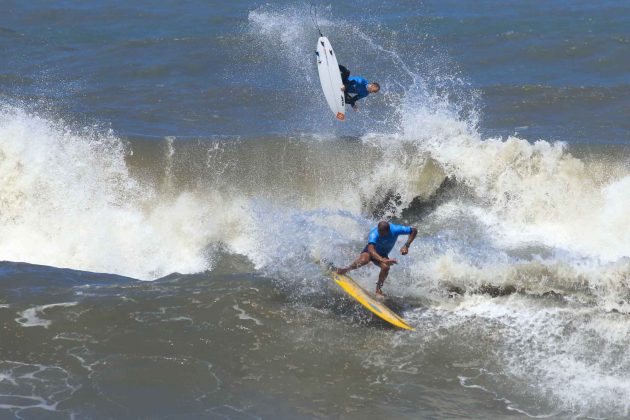 Junior Faria e Marcio Pitcho, Rip Curl Guarujá Open 2017, praia das Astúrias (SP). Foto: Silvia Winik.