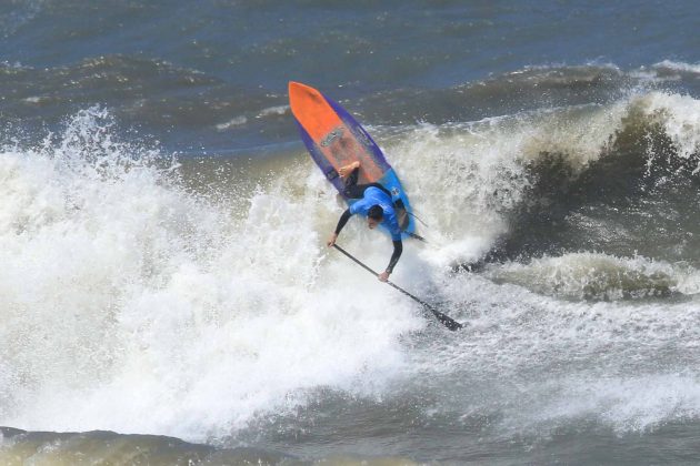 Leonardo Gimenes, Rip Curl Guarujá Open 2017, praia das Astúrias (SP). Foto: Silvia Winik.