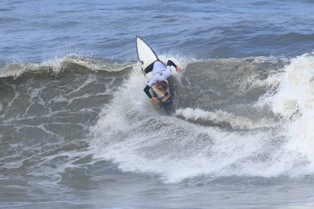 Nathan Kawani, Rip Curl Guarujá Open 2017, praia das Astúrias (SP). Foto: Silvia Winik.