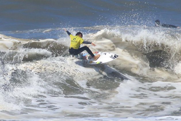 Ryan Coelho, Rip Curl Guarujá Open 2017, praia das Astúrias (SP). Foto: Silvia Winik.