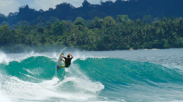 Mentawai, Indonésia. Foto: Jordan Heuer.