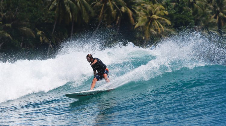 Mentawai, Indonésia. Foto: Jordan Heuer.