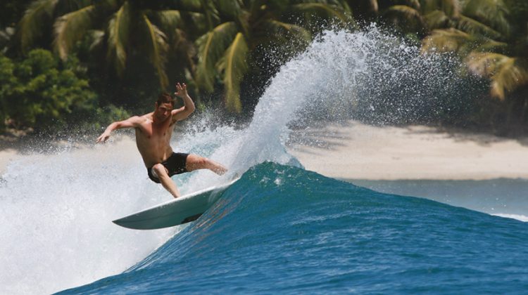 Mentawai, Indonésia. Foto: Jordan Heuer.