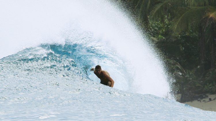 Mentawai, Indonésia. Foto: Jordan Heuer.