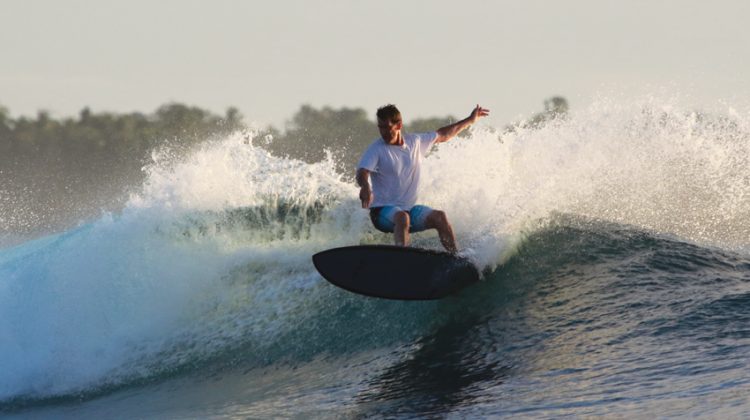 Michael no fim de tarde em Beng Beng, Mentawai, Indonésia. Foto: Arquivo pessoal.