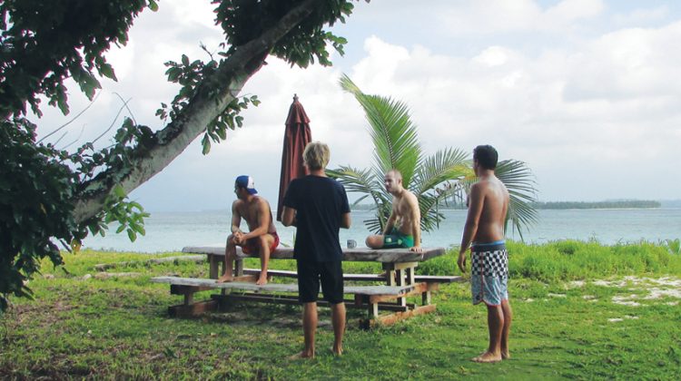 Reunião com o Surf Guide para decidir a melhor queda do dia, Mentawai, Indonésia. Foto: Arquivo pessoal.