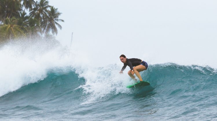 Stephanie curtindo Bikinis, Mentawai, Indonésia. Foto: Arquivo pessoal.