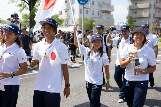 Cerimônia de abertura do Vissla ISA World Junior 2017, Okuragahama Beach, Hyuga, Japão. Foto: ISA / Sean Evans .