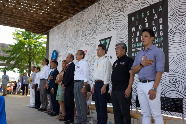 Cerimônia de abertura do Vissla ISA World Junior 2017, Okuragahama Beach, Hyuga, Japão. Foto: ISA / Sean Evans .