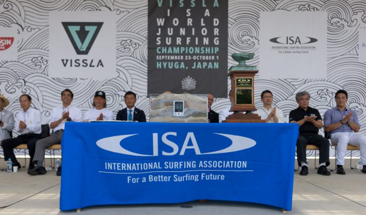 Cerimônia de abertura do Vissla ISA World Junior 2017, Okuragahama Beach, Hyuga, Japão. Foto: ISA / Sean Evans .