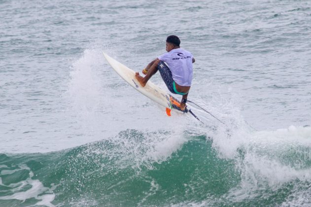 Gustavo Ribeiro, Rip Curl Guarujá Open 2017, Praia do Tombo. Foto: Silvia Winik.