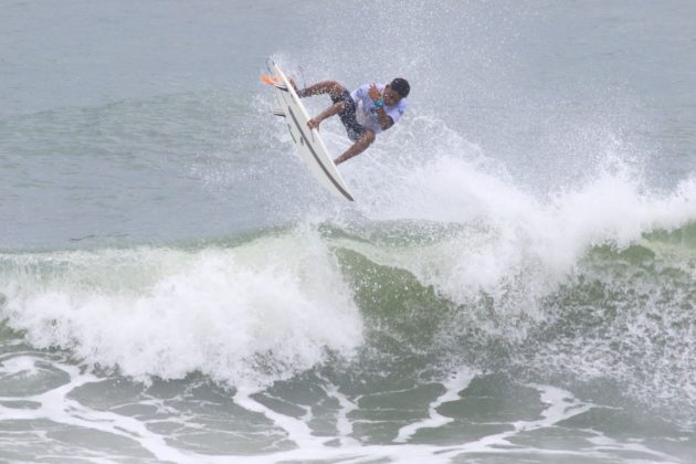 Gustavo Ribeiro, Rip Curl Guarujá Open 2017, Praia do Tombo. Foto: Silvia Winik.