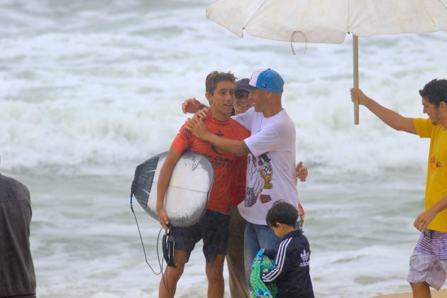 Giovani Pontes e Genesis, Rip Curl Guarujá Open 2017, Praia do Tombo. Foto: Silvia Winik.