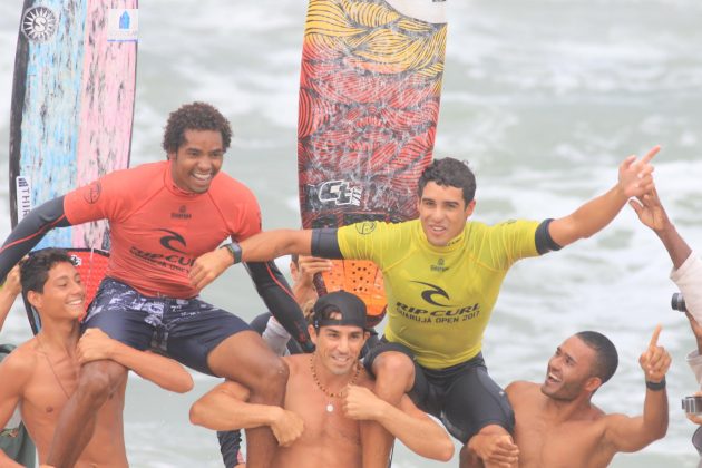 Victor Bernardo e Gabriel André, Rip Curl Guarujá Open 2017, Praia do Tombo. Foto: Silvia Winik.