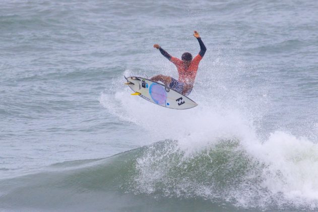 Victor Bernardo, Rip Curl Guarujá Open 2017, Praia do Tombo. Foto: Silvia Winik.