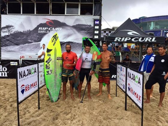 Adriano trinca Ferro, Luiz Diniz e Leco Salazar. Rip Curl Guarujá Open 2017, Praia do Tombo. Foto: Arquivo pessoal.