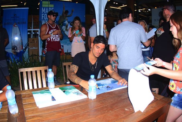 Sessão de autógrafos na loja Rip Curl Gabriel Medina, Maresias (SP). Foto: Aleko Stergiou.