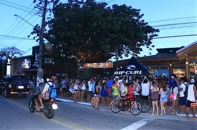 Sessão de autógrafos na loja Rip Curl Gabriel Medina, Maresias (SP). Foto: Aleko Stergiou.