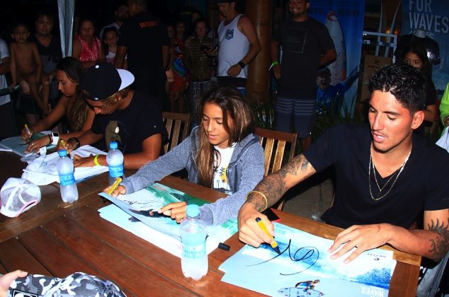 Sessão de autógrafos na loja Rip Curl Gabriel Medina, Maresias (SP). Foto: Aleko Stergiou.