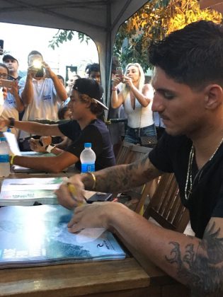 Sessão de autógrafos na loja Rip Curl Gabriel Medina, Maresias (SP). Foto: Leonardo Bosco.