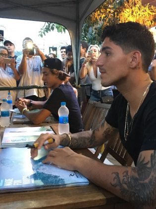 Sessão de autógrafos na loja Rip Curl Gabriel Medina, Maresias (SP). Foto: Leonardo Bosco.