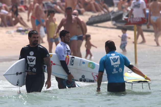 Willian Cardoso, Adriano de Souza e Thiago Camarão, Hang Loose São Sebastião Pro 2017, Maresias, São Sebastião (SP). Foto: © WSL / Smorigo.