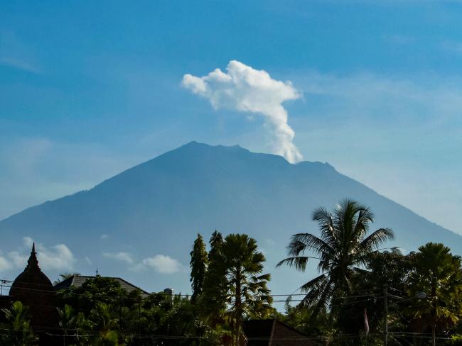 Vulcão entra em erupção