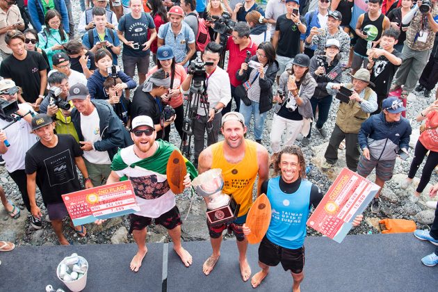 Phil Rajzman, Taylor Jenses e Edouard Delpero, Taiwan World Longboard Championship 2017. Foto: WSL / Bennett.