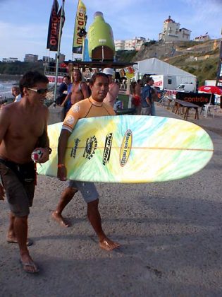 Marcelo Freitas e Otávio Pacheco - Orange Biarritz Surf Festival 2002 - França. Foto: Toni Costa.