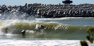 Surf noturno é atração em Itajaí (SC)