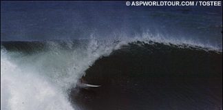 Andy Irons põe a mão na taça do WCT 2002